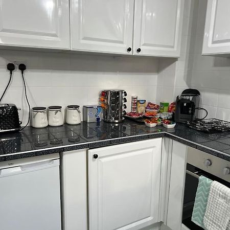 Tudor House - 6 Guests -Off Street Parking -Quiet Location - Secure Garden Wigan Dış mekan fotoğraf