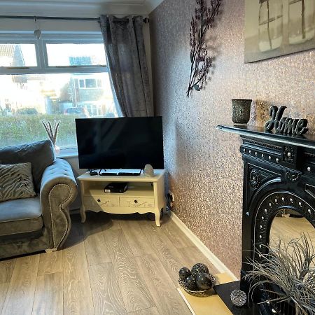 Tudor House - 6 Guests -Off Street Parking -Quiet Location - Secure Garden Wigan Dış mekan fotoğraf
