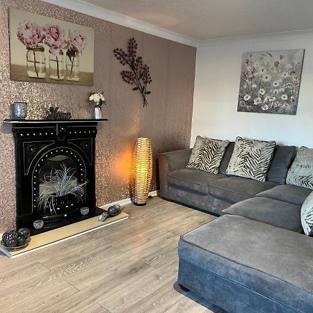 Tudor House - 6 Guests -Off Street Parking -Quiet Location - Secure Garden Wigan Dış mekan fotoğraf
