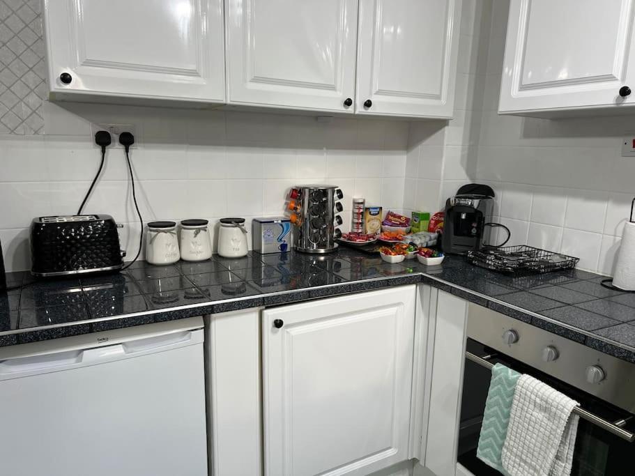 Tudor House - 6 Guests -Off Street Parking -Quiet Location - Secure Garden Wigan Dış mekan fotoğraf