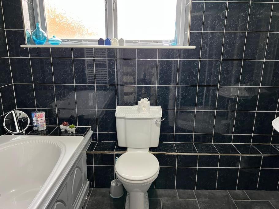 Tudor House - 6 Guests -Off Street Parking -Quiet Location - Secure Garden Wigan Dış mekan fotoğraf