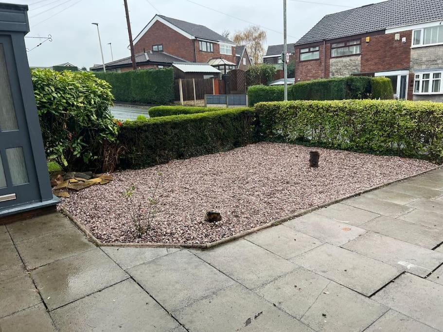 Tudor House - 6 Guests -Off Street Parking -Quiet Location - Secure Garden Wigan Dış mekan fotoğraf