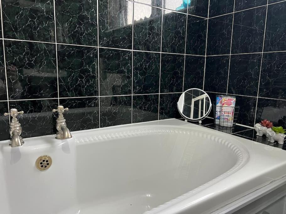 Tudor House - 6 Guests -Off Street Parking -Quiet Location - Secure Garden Wigan Dış mekan fotoğraf