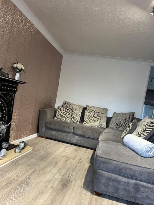 Tudor House - 6 Guests -Off Street Parking -Quiet Location - Secure Garden Wigan Dış mekan fotoğraf