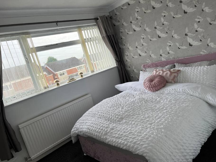 Tudor House - 6 Guests -Off Street Parking -Quiet Location - Secure Garden Wigan Dış mekan fotoğraf