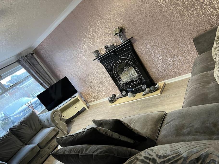 Tudor House - 6 Guests -Off Street Parking -Quiet Location - Secure Garden Wigan Dış mekan fotoğraf