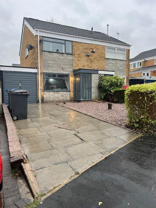 Tudor House - 6 Guests -Off Street Parking -Quiet Location - Secure Garden Wigan Dış mekan fotoğraf