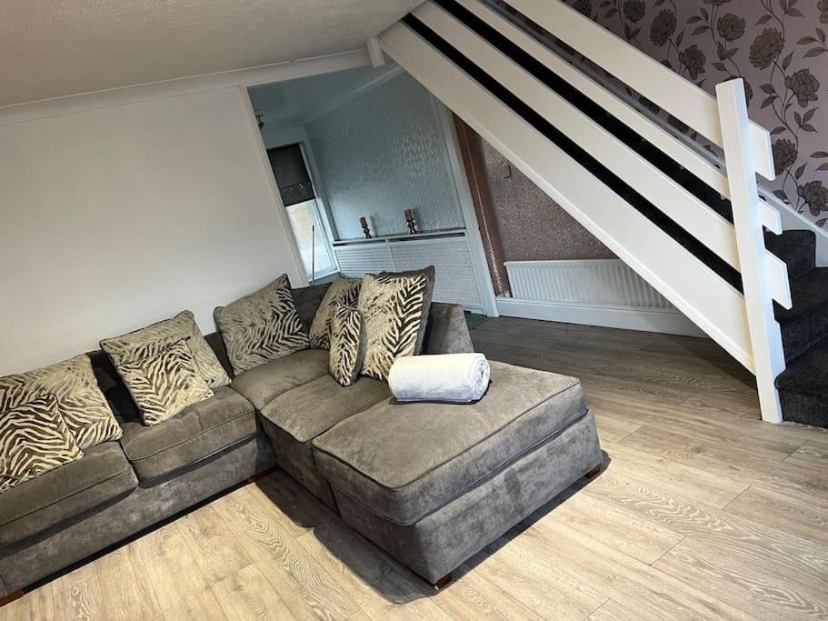Tudor House - 6 Guests -Off Street Parking -Quiet Location - Secure Garden Wigan Dış mekan fotoğraf