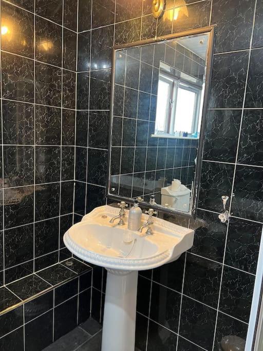 Tudor House - 6 Guests -Off Street Parking -Quiet Location - Secure Garden Wigan Dış mekan fotoğraf