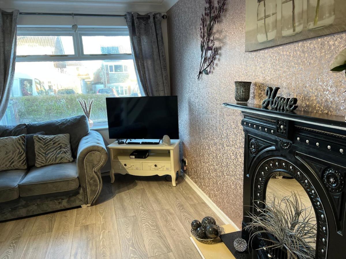 Tudor House - 6 Guests -Off Street Parking -Quiet Location - Secure Garden Wigan Dış mekan fotoğraf